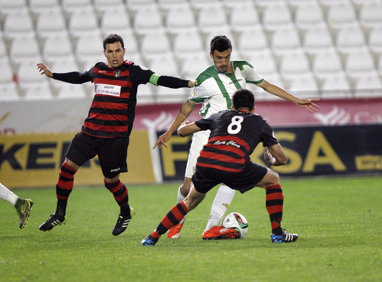 Tore, con el brazalete de capitán, intenta frenar al onubense Quiles en un Córdoba B-Gerena.