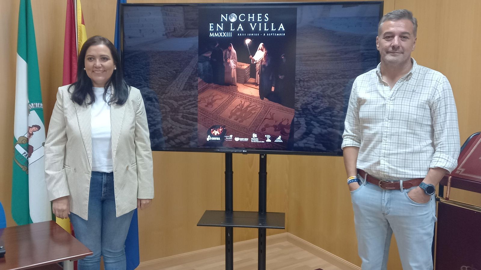 Ana Carrillo, concejala de Turismo en funciones, y Manuel Delgado, técnico municipal del área de Patrimonio de Puente Genil.