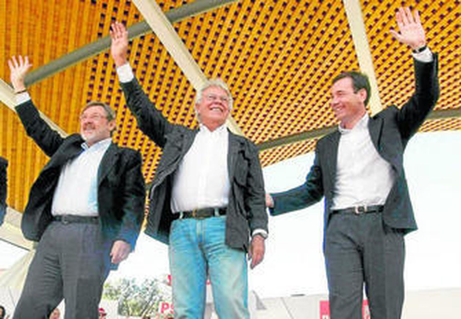 Lissavetzky, González y Gómez saludan a los asistentes al mitin de ayer en Madrid.