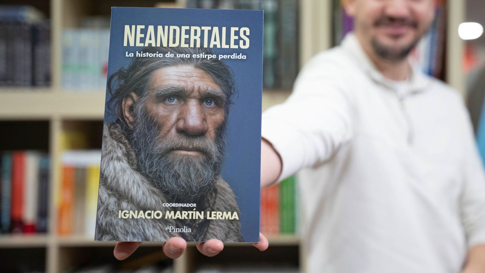 Neandertales: La historia de una estirpe perdida, de Ignacio Martín Lerma (Pinolia) | Uno de los mayores expertos del mundo en neandertales es el veratense Ignacio Martín Lerma, doctor en Prehistoria y profesor en la Universidad de Murcia. Acaba de llegar a las librerías este ensayo que coordina y donde participan otros muchos expertos. Los neandertales ya no son considerados una especie primitiva y tosca, como hace años. En esta obra coral el lector se adentra en los numerosos yacimientos de la península ibérica desde Gibraltar hasta los Pirineos donde una serie de hallazgos excepcionales han cambiado nuestra percepción de estos antiguos habitantes y nos han revelado su relación con otras especies humanas, su convivencia con una fauna muy variada y las condiciones ambientales que moldearon su existencia.