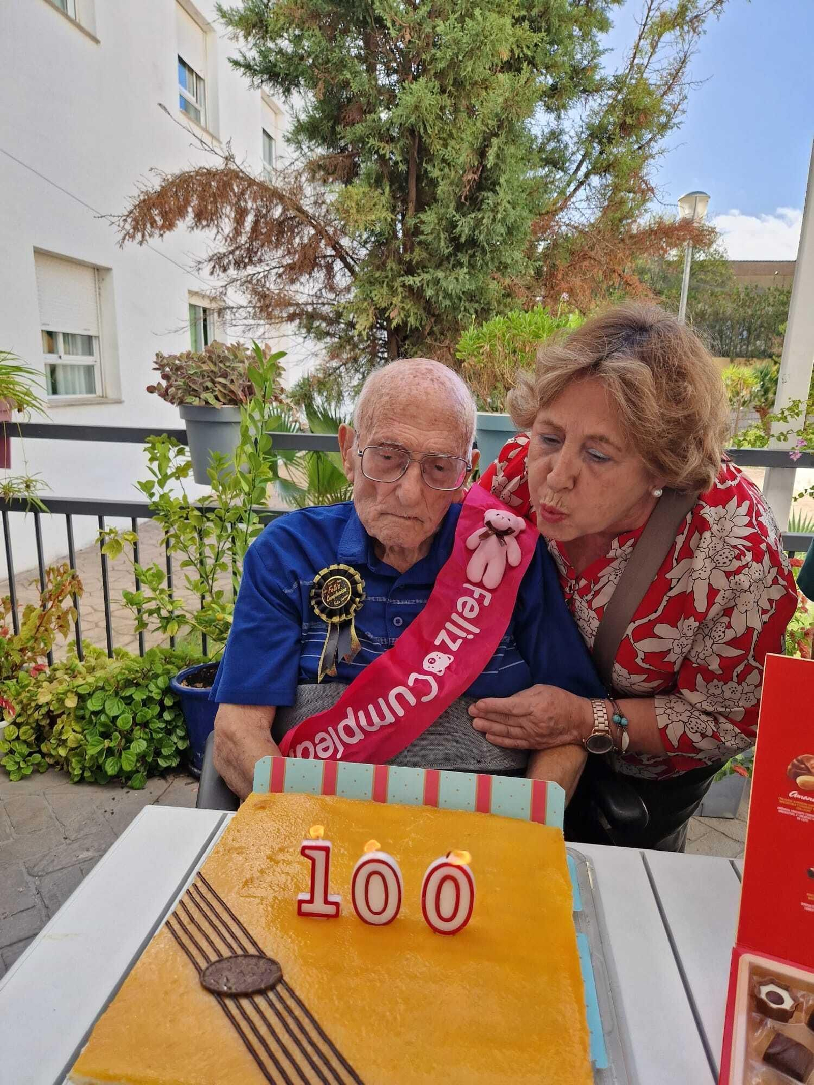 Manuel Garcia Benito sopla las velas junto a su hija.