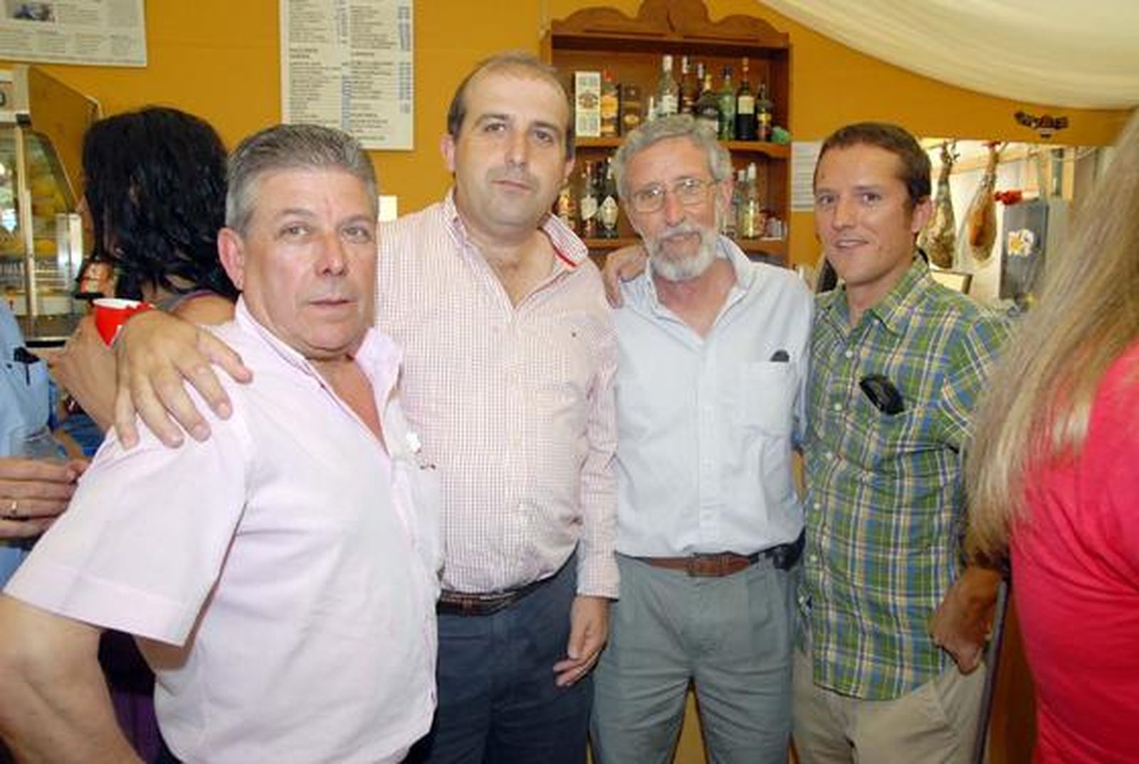 El hostelero José Luis López junto a Félix y Guillermo Yeregui y Eduardo Cabeza, de la empresa Asisyad. 

Foto: Manuel Aranda