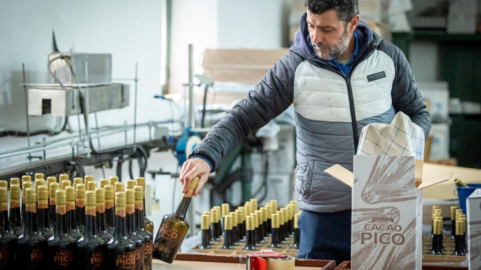 El proceso de embotellado también se hace de forma manual, con una gran carga de trabajo en estas fechas prenavideñas.