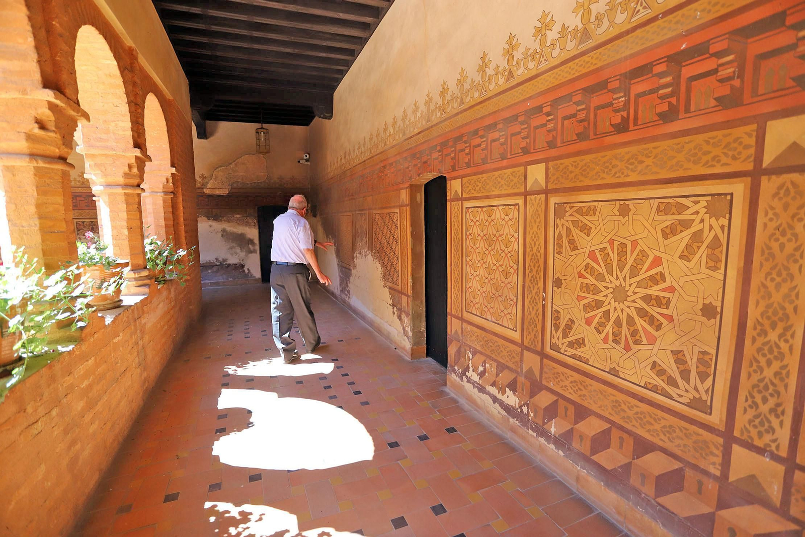 Estado de deterioro en el que se encuentra las pinturas murales del patio mudéjar de La Rábida.