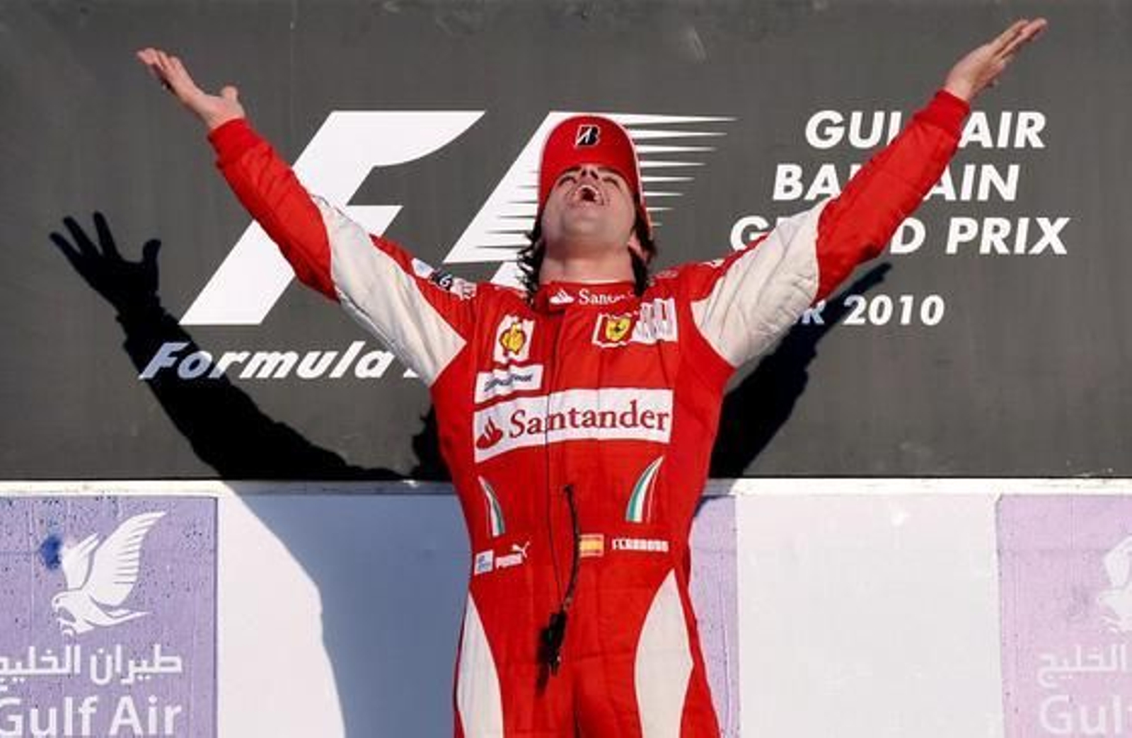 Fernando Alonso gana su primera carrera como piloto de Ferrari en Bahrein. / EFE