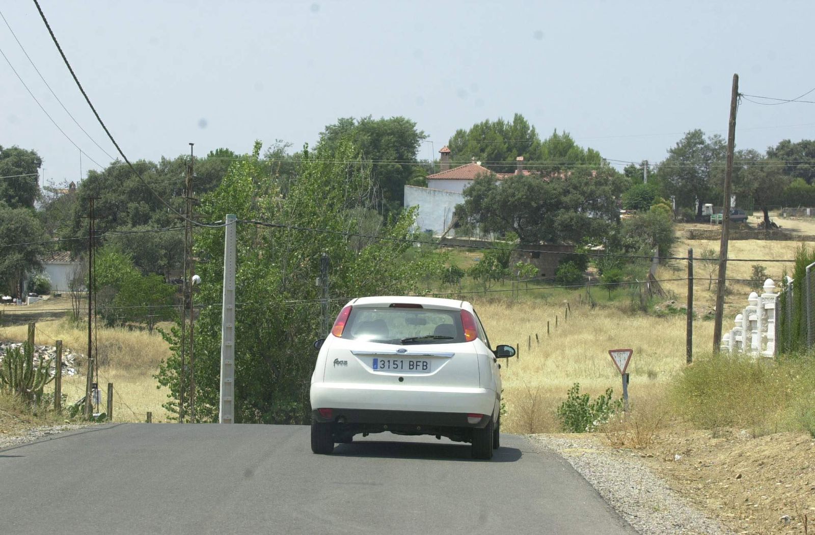 Acceso a la urbanización El Sol de Alcolea.
