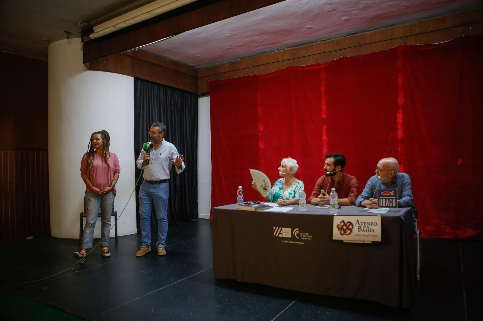 Las fotos de la exposición "Pasen y lean" de Enríque Martínez en la Casa de la Cultura de La Línea