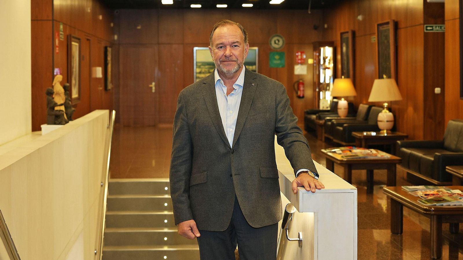 El presidente de Caja Rural del Sur, José Luis García-Palacios Álvarez, posa camino de su despacho.