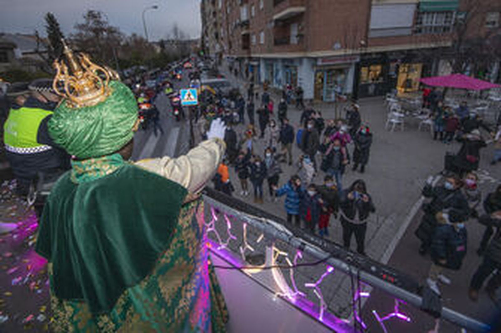Fotos: así ha sido el recorrido en autobús de los Reyes Magos por Granada