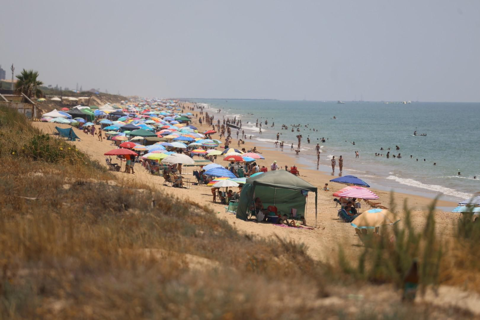 Imágenes del ambiente en las playas de Huelva