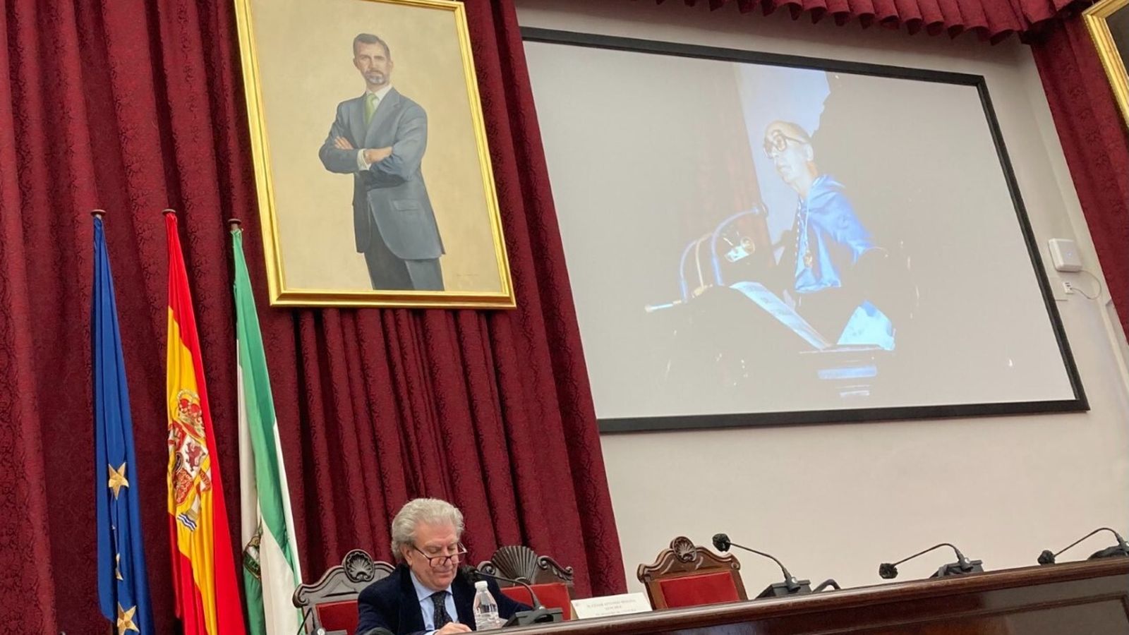 César Antonio Molina impartiendo la conferencia inaugural en el Paraninfo.