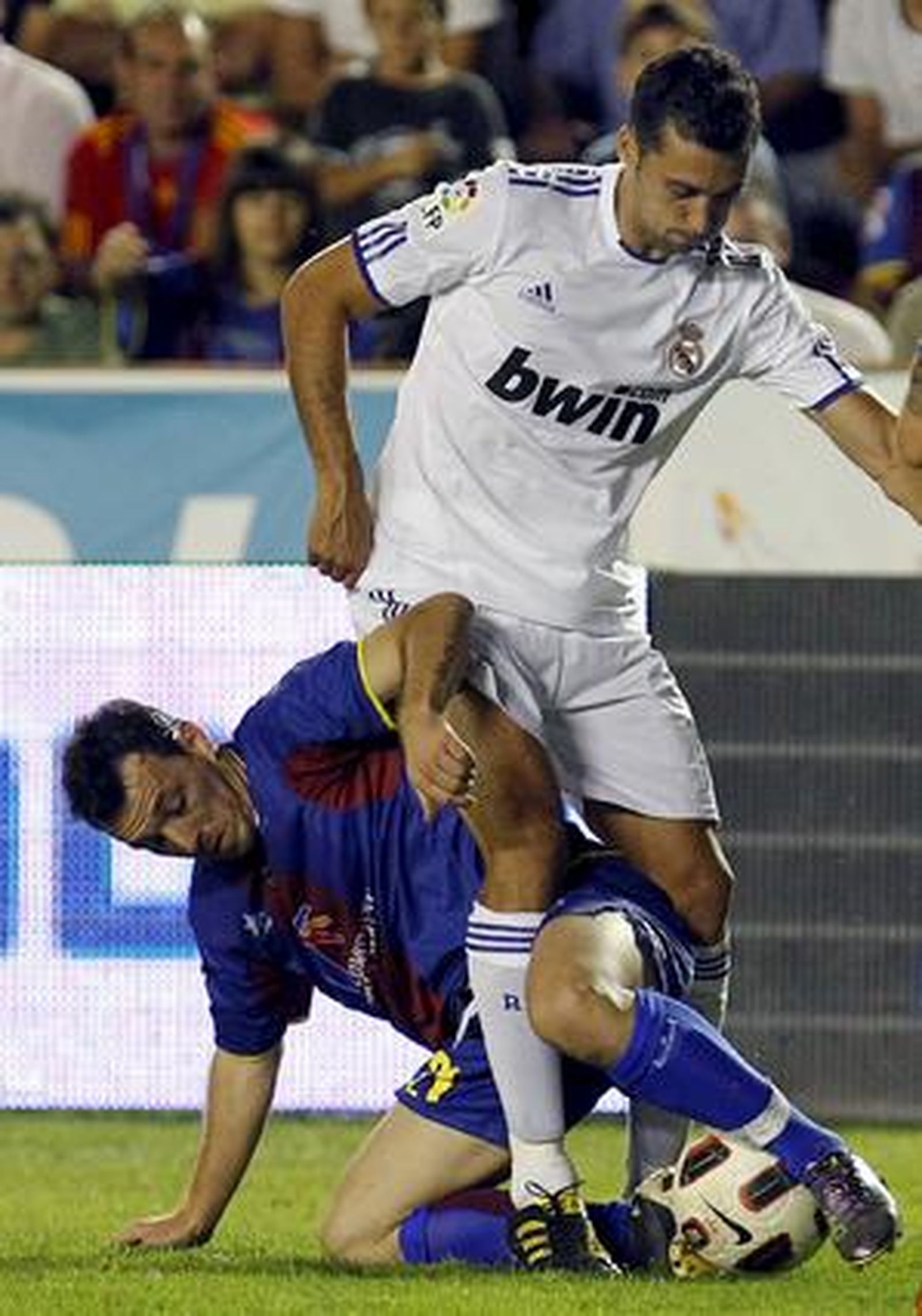 El claro dominio del Levante en el centro del campo impidió que el Real Madrid rompiese el empate a cero entre ambos canjuntos.

Foto: EFE