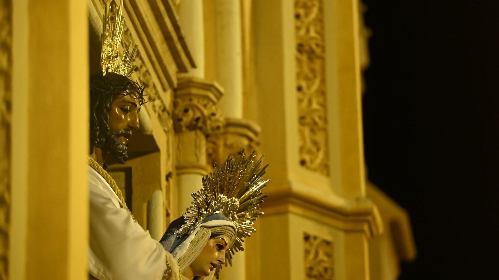 Salida de los titulares para comenzar la Misa del Alba