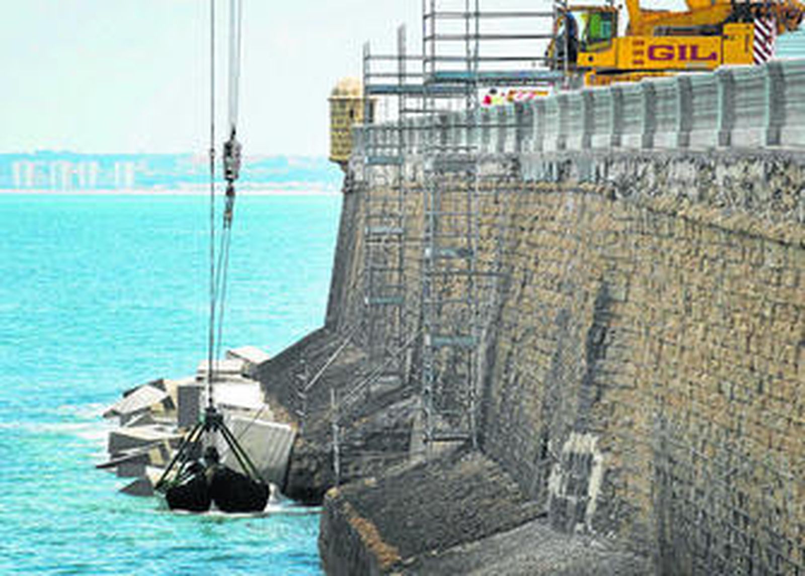 Las obras para reforzar el lienzo de la muralla están rodeadas de una gran polémica.