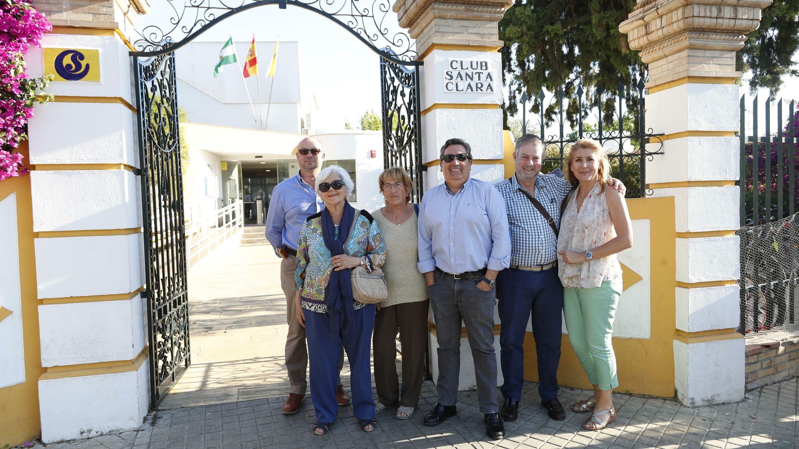 Miembros de la plataforma vecinal del barrio posan en la puerta del Club Social Santa Clara.