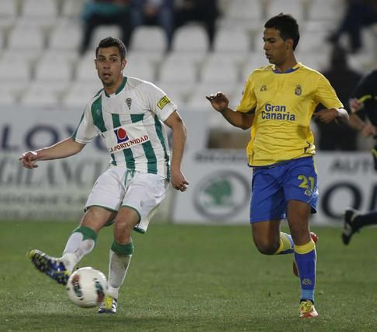 El Córdoba acosa desde el inicio la portería rival y se sobrepone a un penalti fallado por Vitolo con un golazo de Javi Patiño.

Foto: Álvaro Carmona