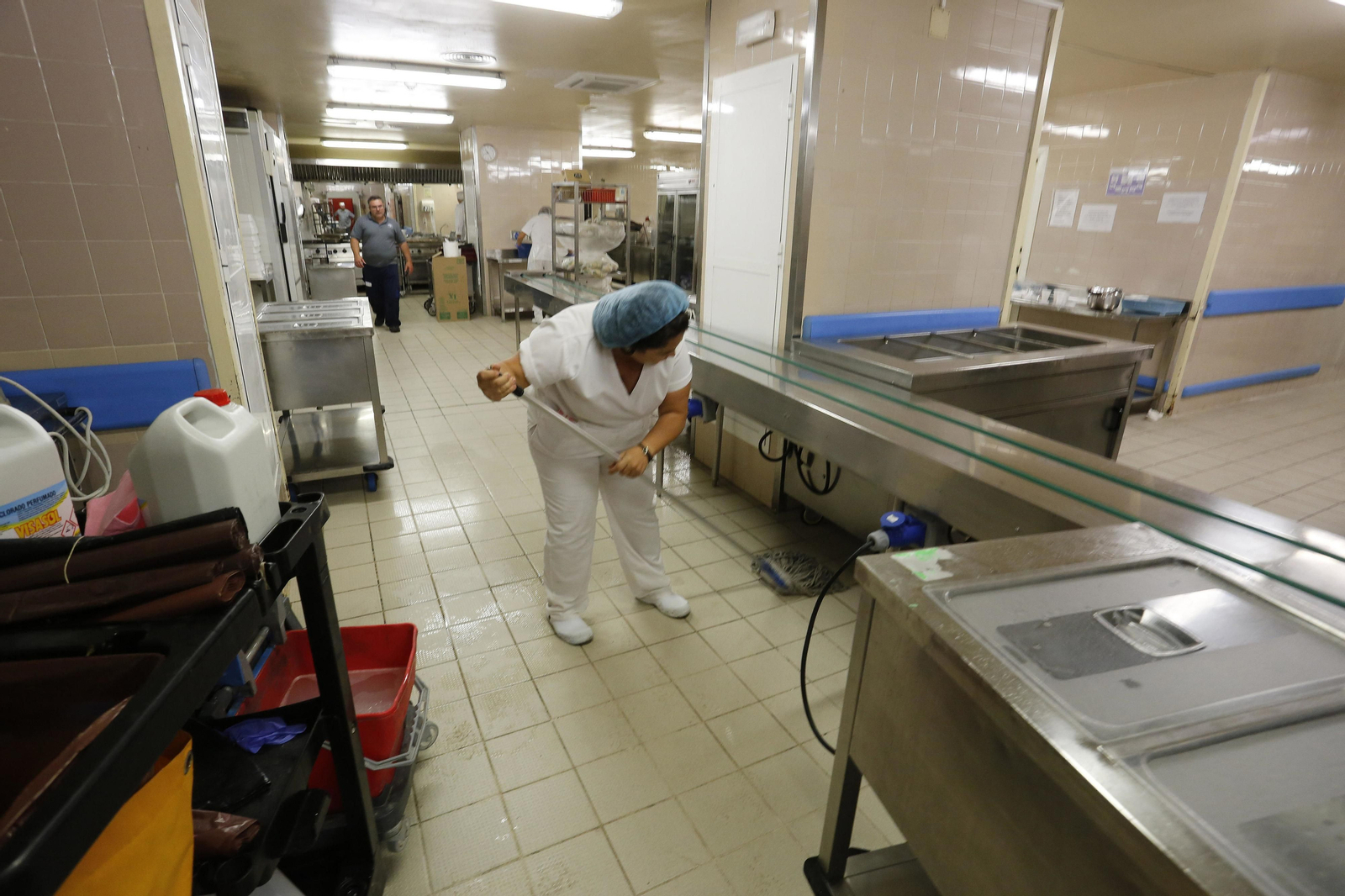 Imagen de las tareas de limpieza ayer en las cocinas del hospital de Jerez.