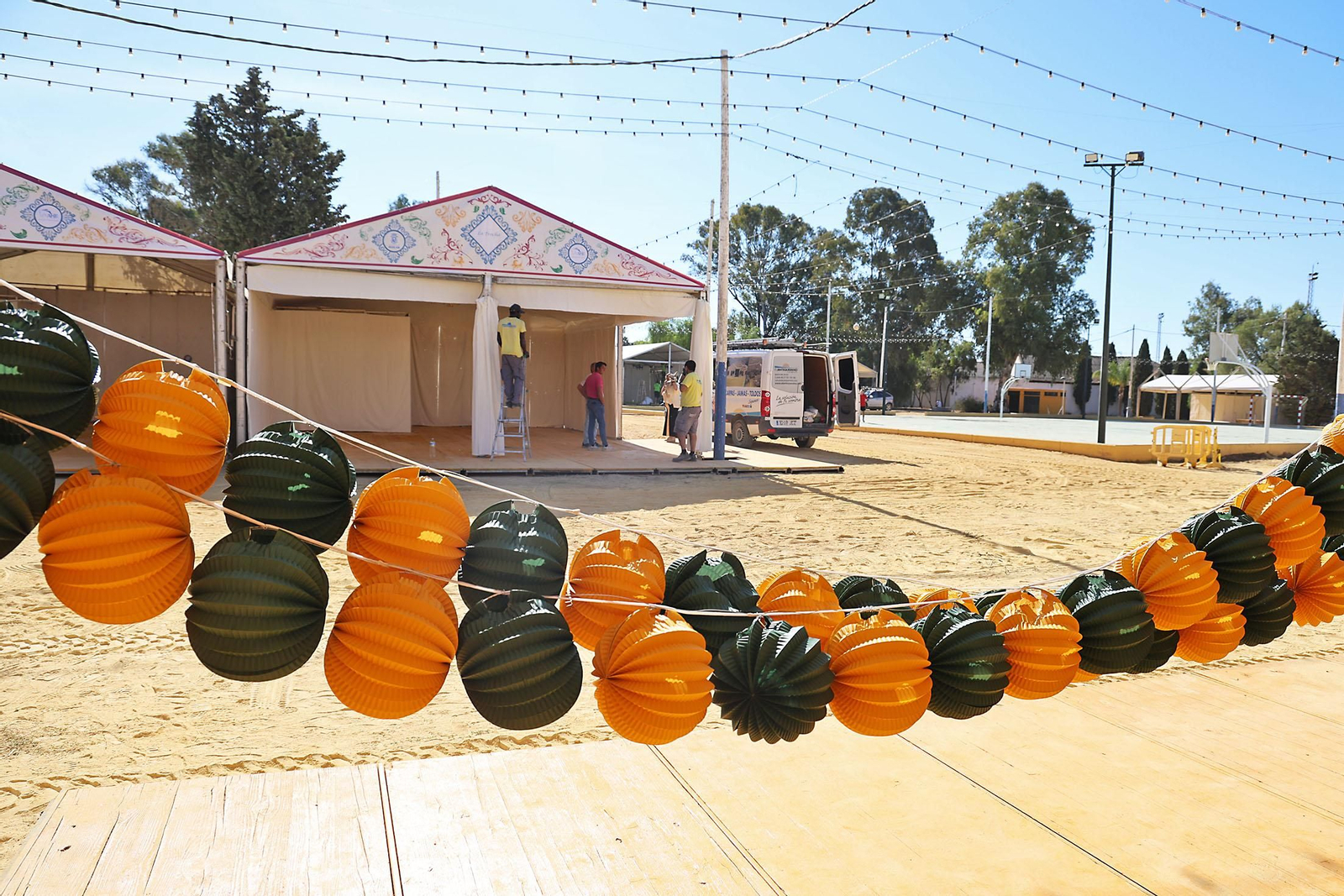 Pistoletazo de salida para la Feria de Otoño y del caballo de Huelva con el montaje de las casetas