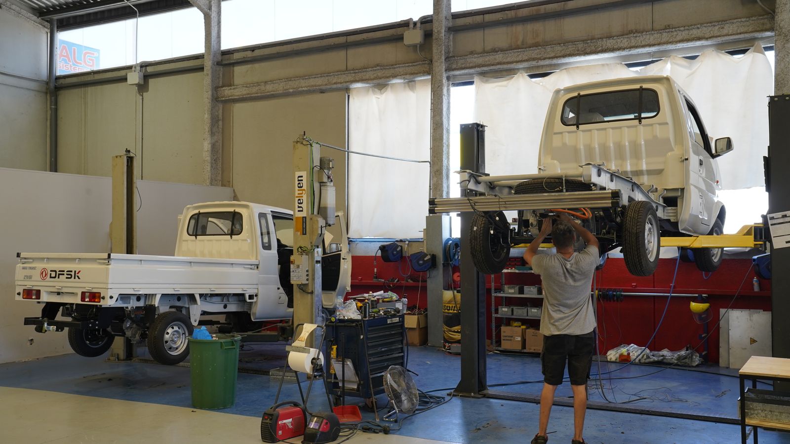 El desmontaje de la caja es el paso previo para la instalación del nuevo eje trasero que ya incorpora motor y caja de reducción..