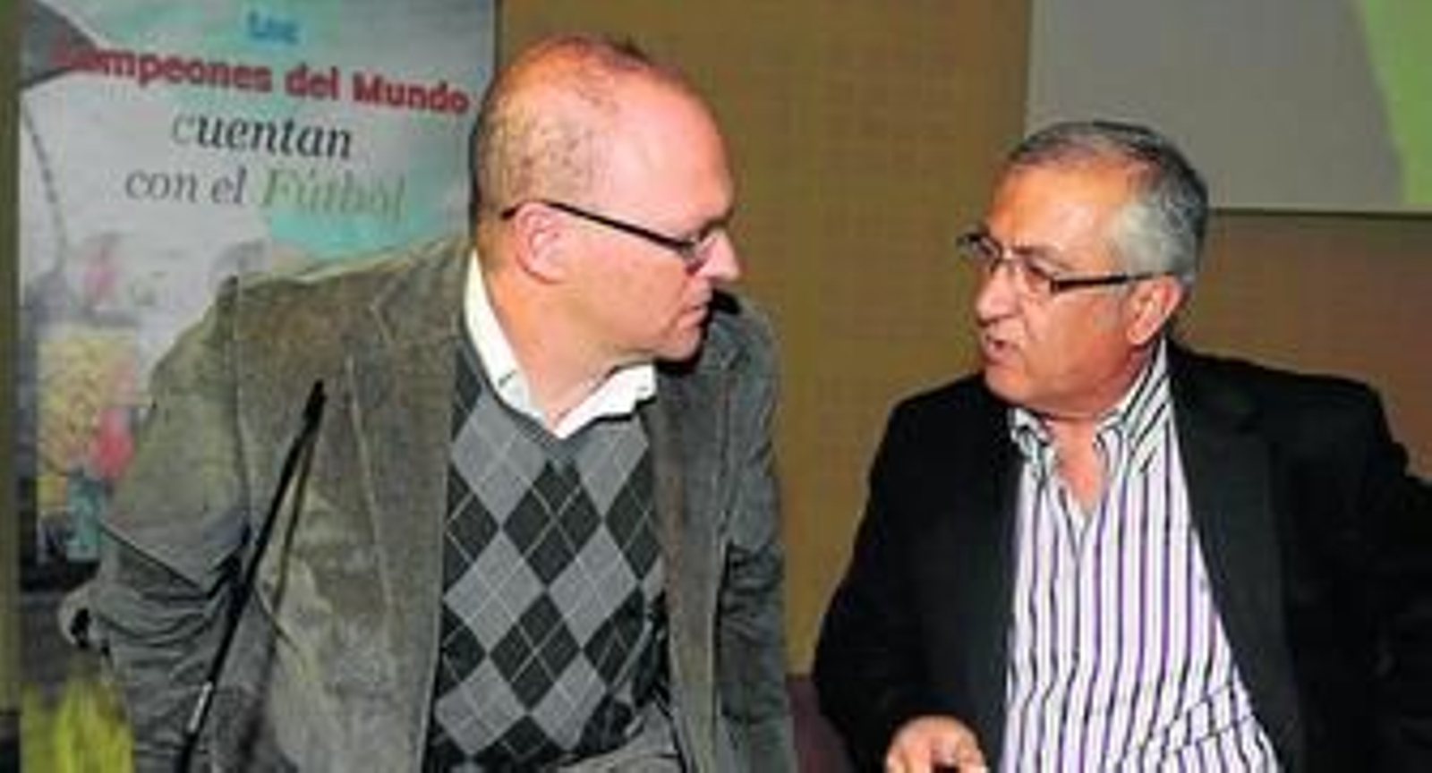 1. Pepe Mel y Gregorio Manzano, que derrocharon complicidad en todo momento, hablan entre ellos durante la charla coloquio que brindaron a los alumnos del curso 'Presente y futuro del fútbol andaluz'. 2. Los técnicos del Betis y el Sevilla se dan la mano en tono amistoso durante la sesión fotográfica previa a sus intervenciones. 3. Ambos entrenadores miran con atención una proyección en la pantalla.