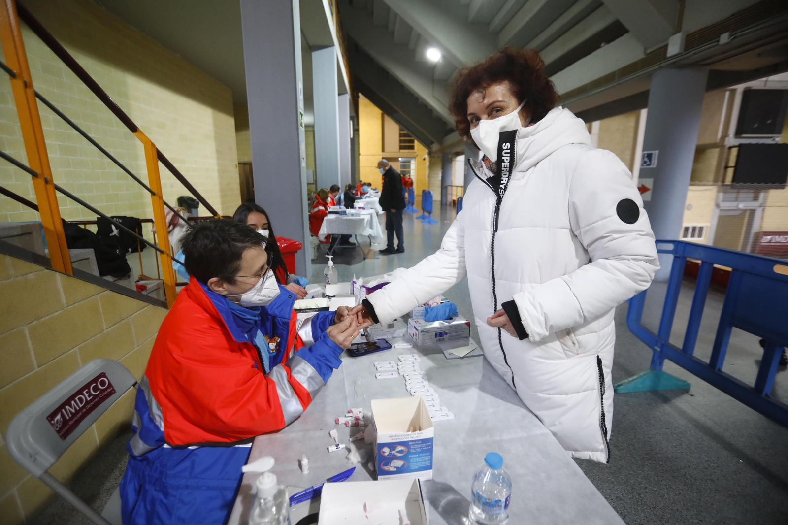 Los test de antígenos al profesorado en Vista Alegre, en fotografías