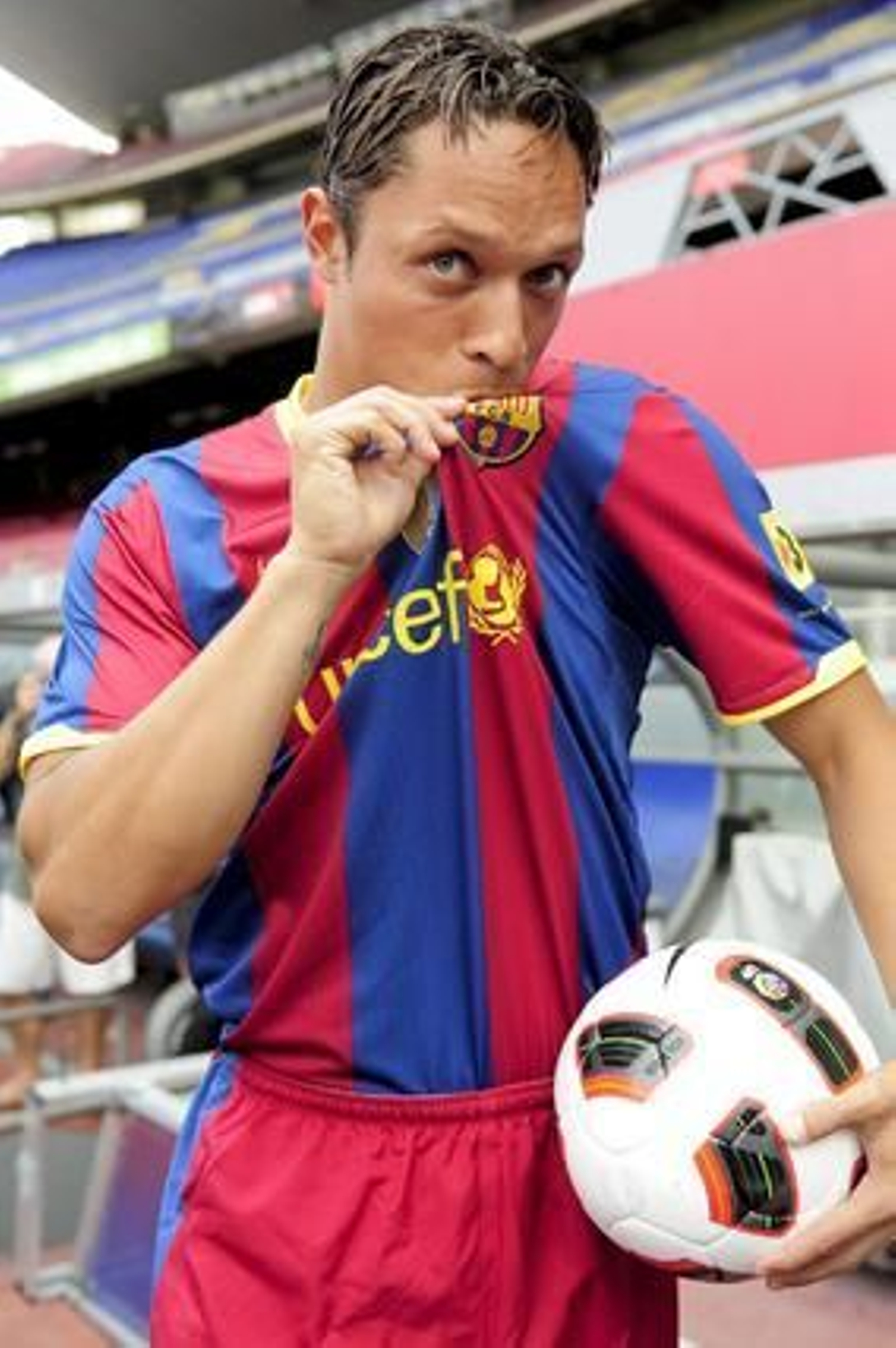 El Barça presenta a Adriano. / AFP