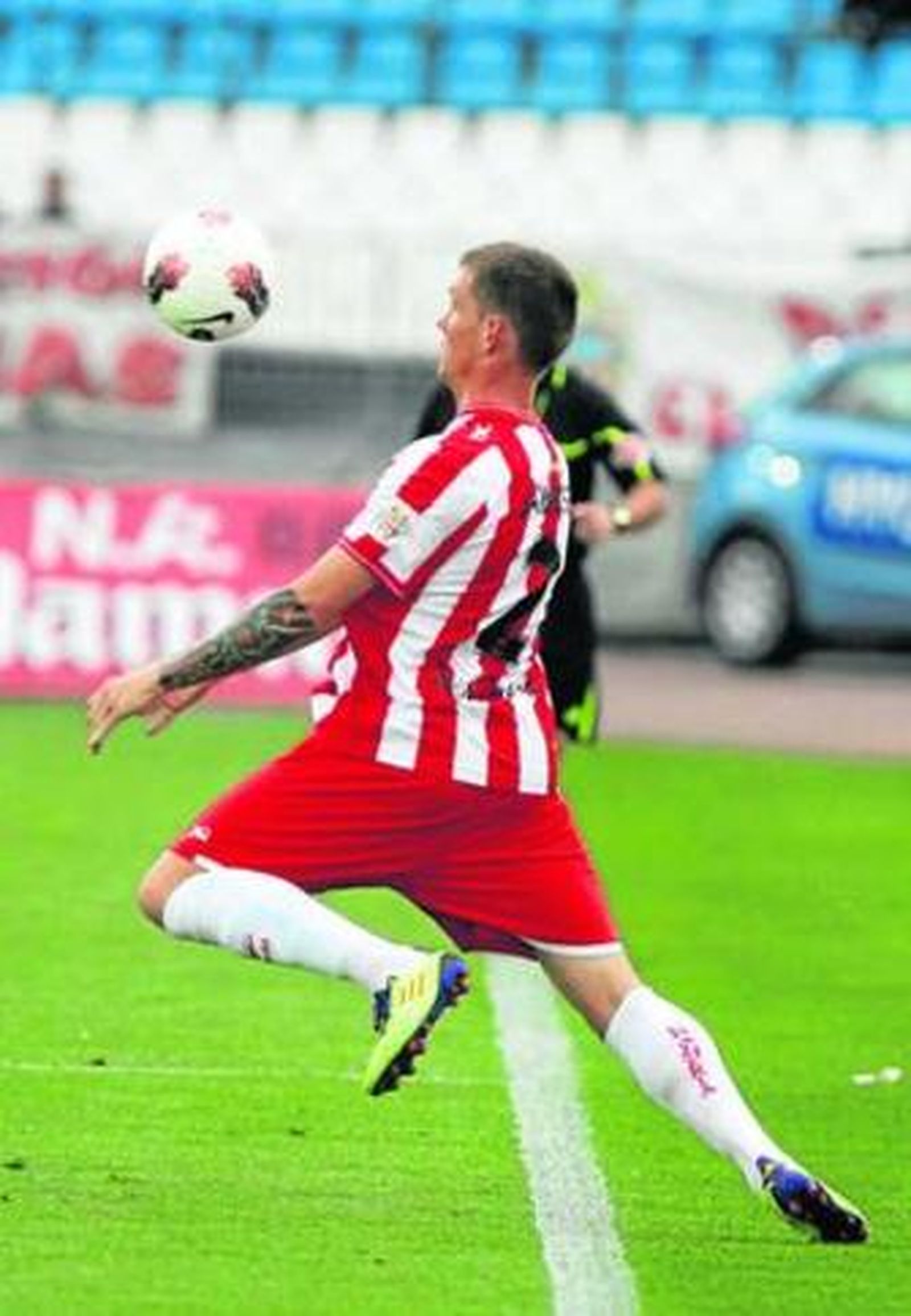 Jakobsen pone el cuerpo en posición para controlar un balón.