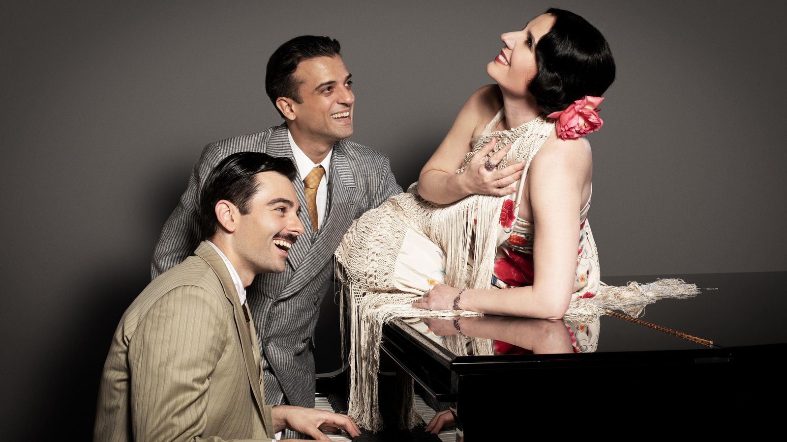 Avelino Piedad, Alejandro Vera y Diana Navarro, en una imagen promocional de 'En tierra extraña'. Avelino Piedad, Alejandro Vera y Diana Navarro, en una imagen promocional de 'En tierra extraña'.