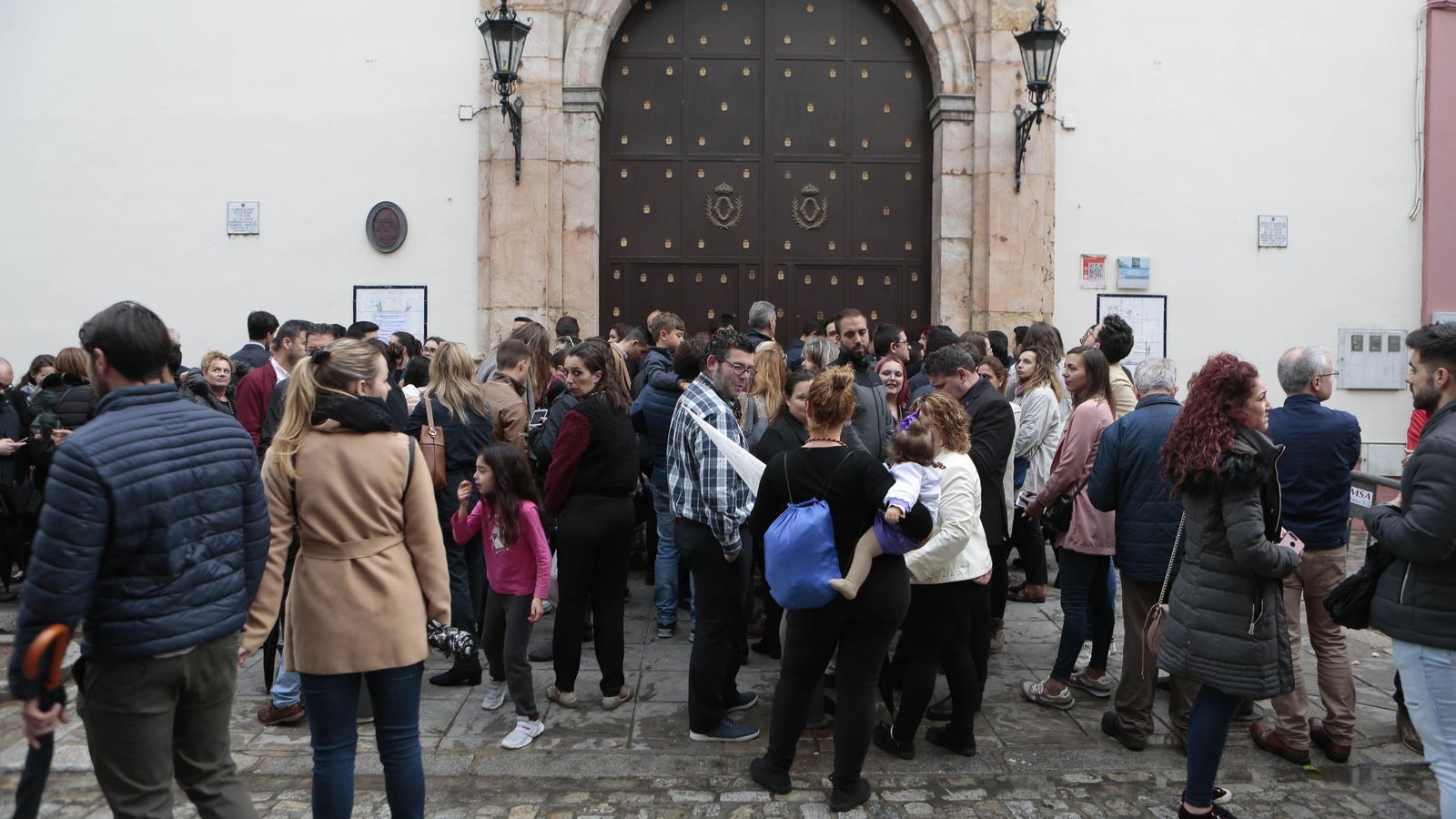 Numerosos fieles ante las puertas de la Iglesia de la O.