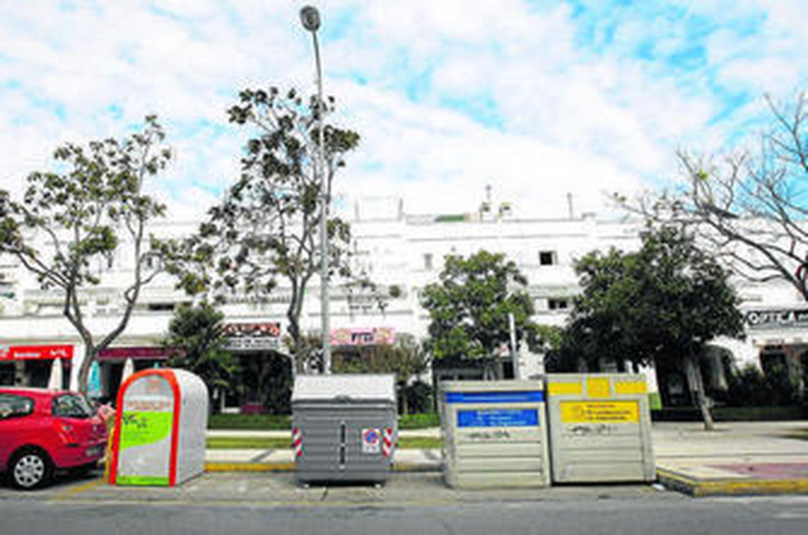 Fotografía retrospectiva de algunos contenedores de reciclaje instalados en la calle Valdés.