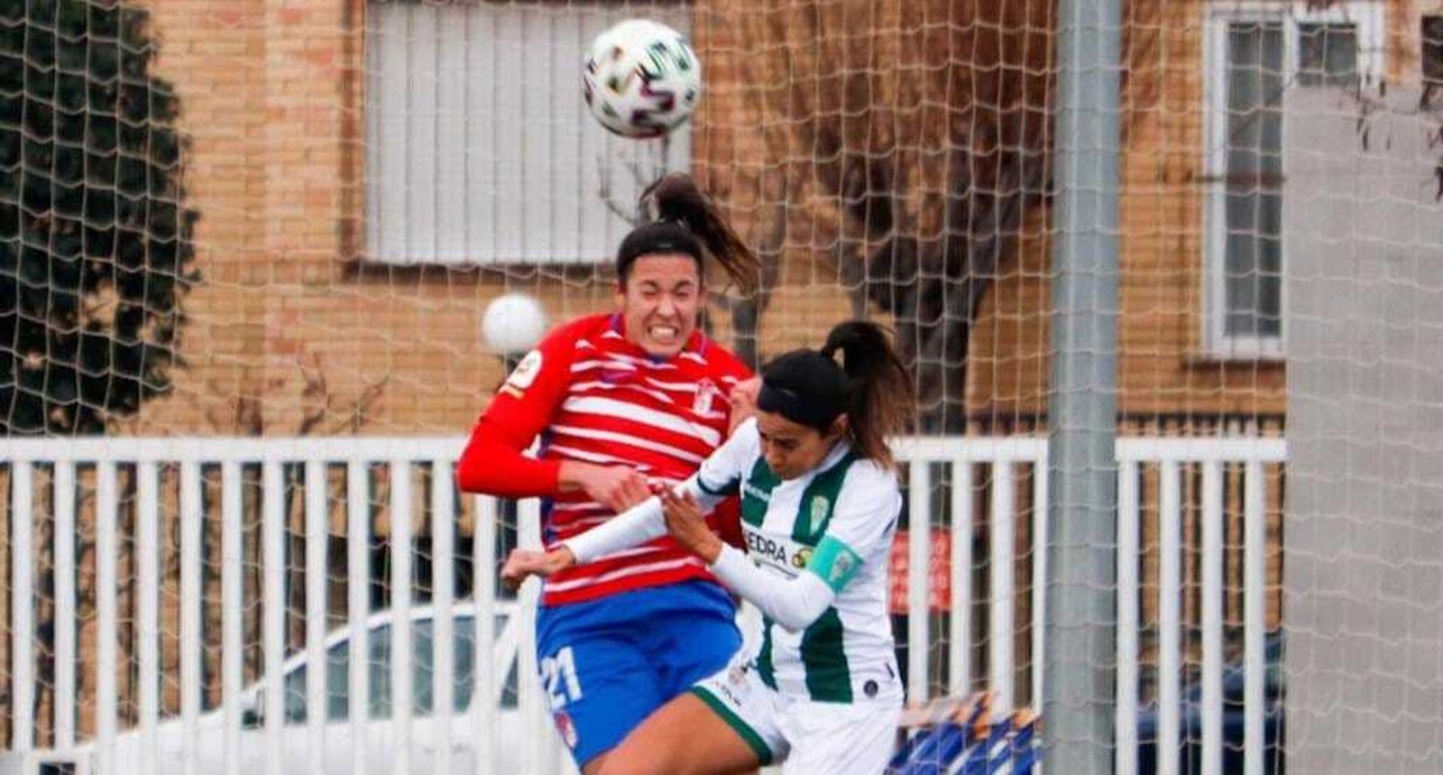 María Avilés pelea un balón aéreo con Postigo.