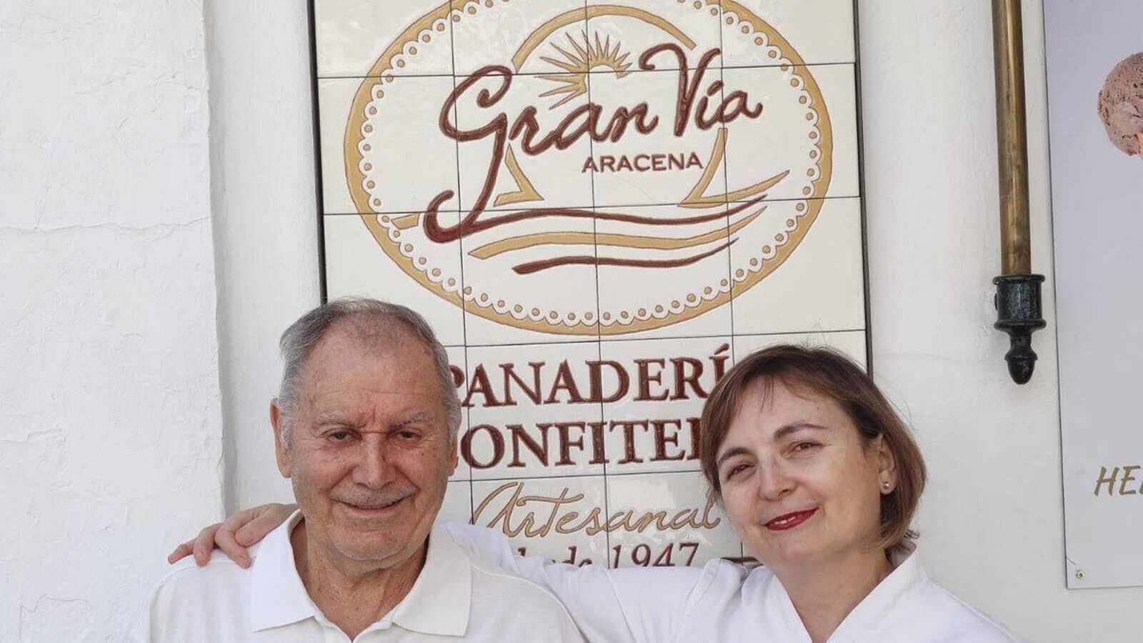 Rosa y su padre en la emblemática panadería Gran Vía en Aracena