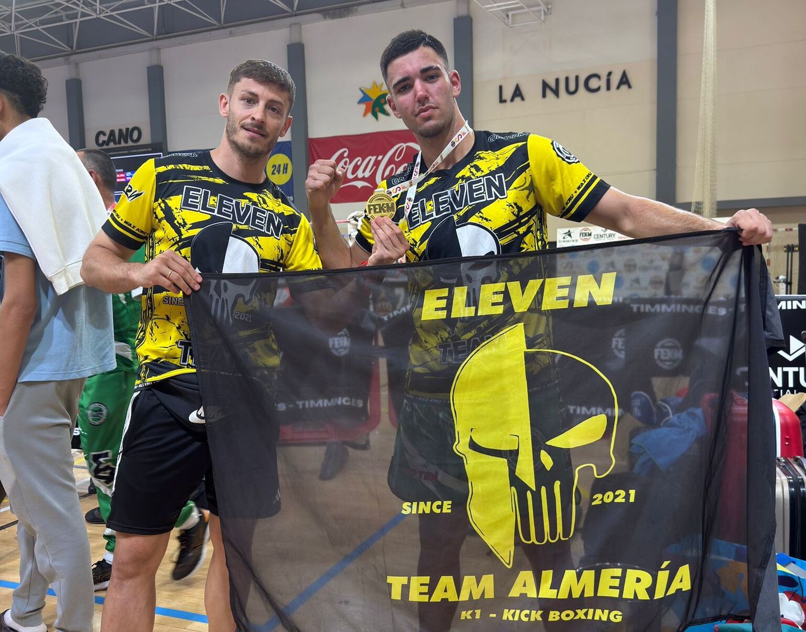 El púgil almeriense posa junto a su entrenador, Alejandro Robles, con la medalla conseguida este pasado fin de semana.