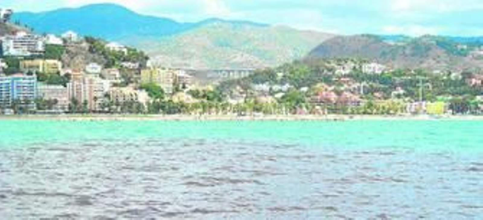 Mancha roja aparecida en la playa de La Malagueta.