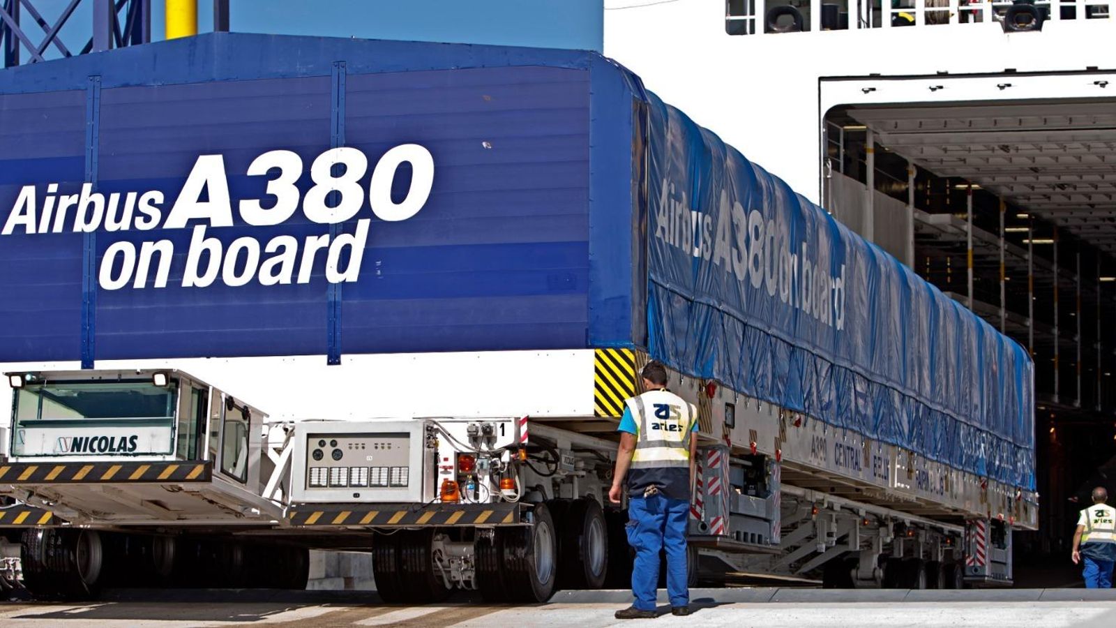 Embarque de una de las piezas del A380 en el muelle del Bajo de la Cabezuela. Embarque de una de las piezas del A380 en el muelle del Bajo de la Cabezuela.
