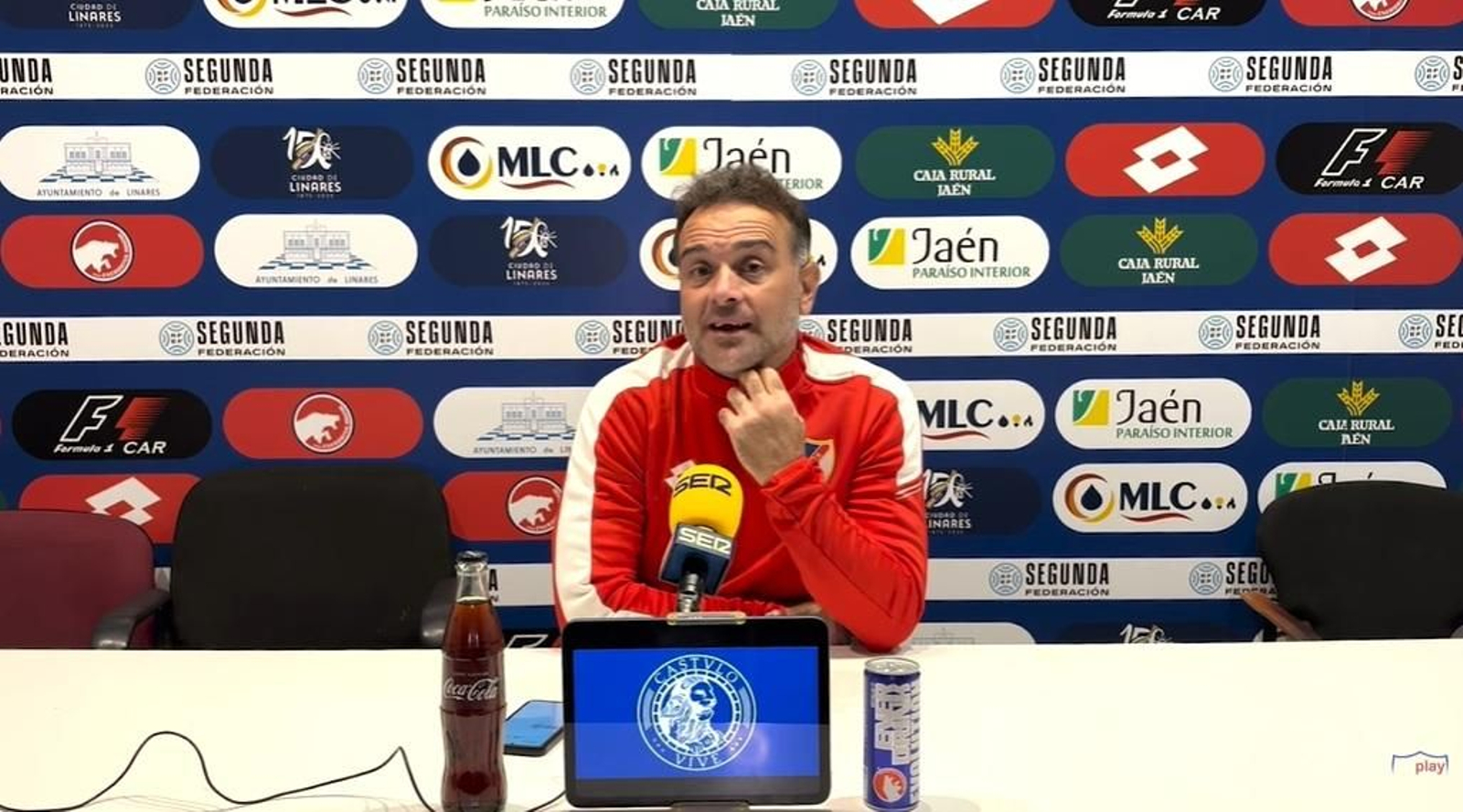 Pedro Díaz atiende a los medios de comunicación en sala de prensa.