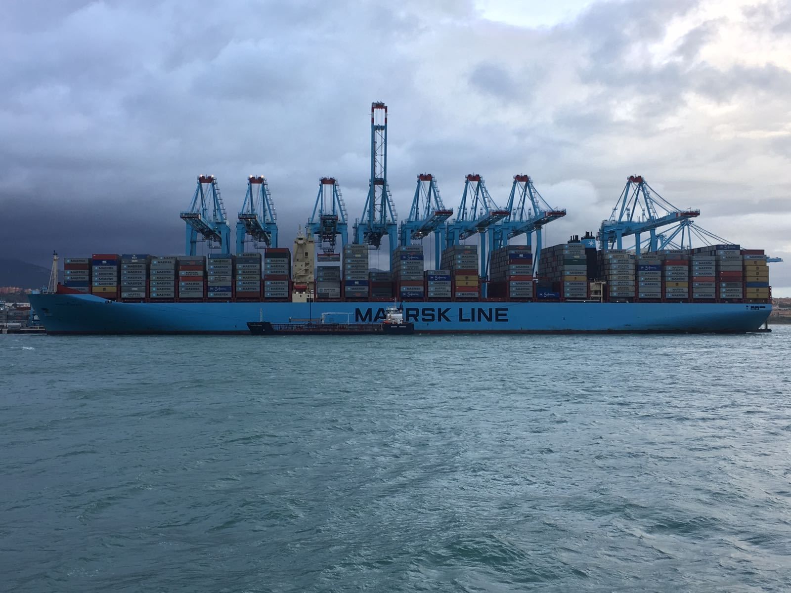 El portacontenedores 'Mary Maersk', el Triple E que recibió el suministro en el puerto de Algeciras.