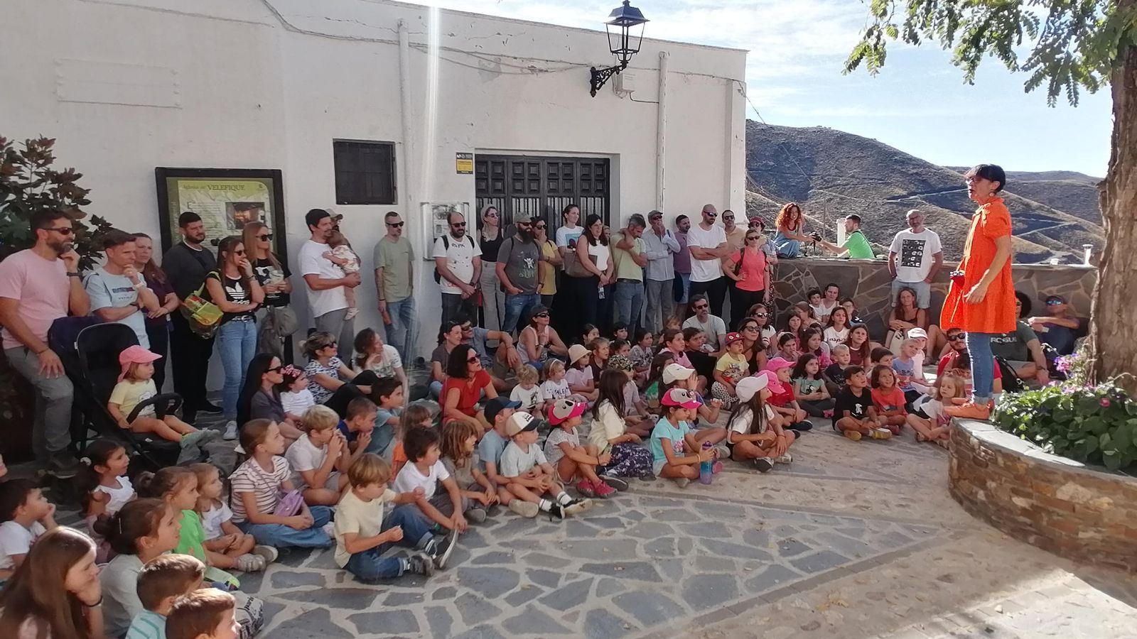 Paula Mandarina contando un cuento a los pequeños.