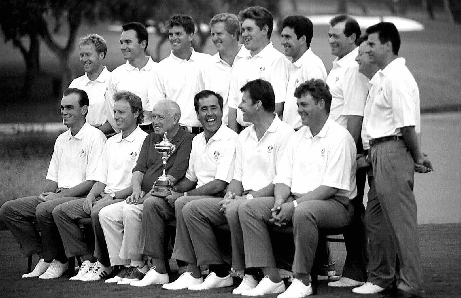 Los trece integrantes del equipo europeo, junto al propietario de Valderrama, Jaime Ortiz Patiño.