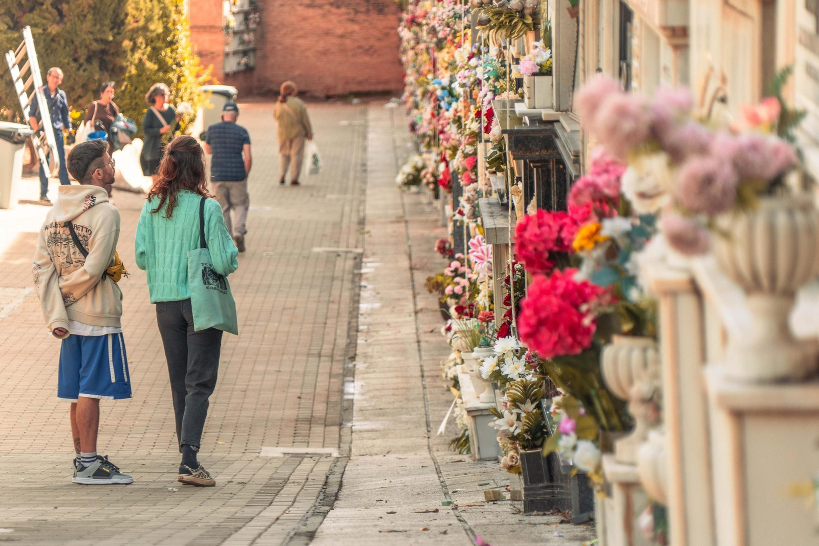 Las imágenes del Día de los Santos en el cementerio de Granada