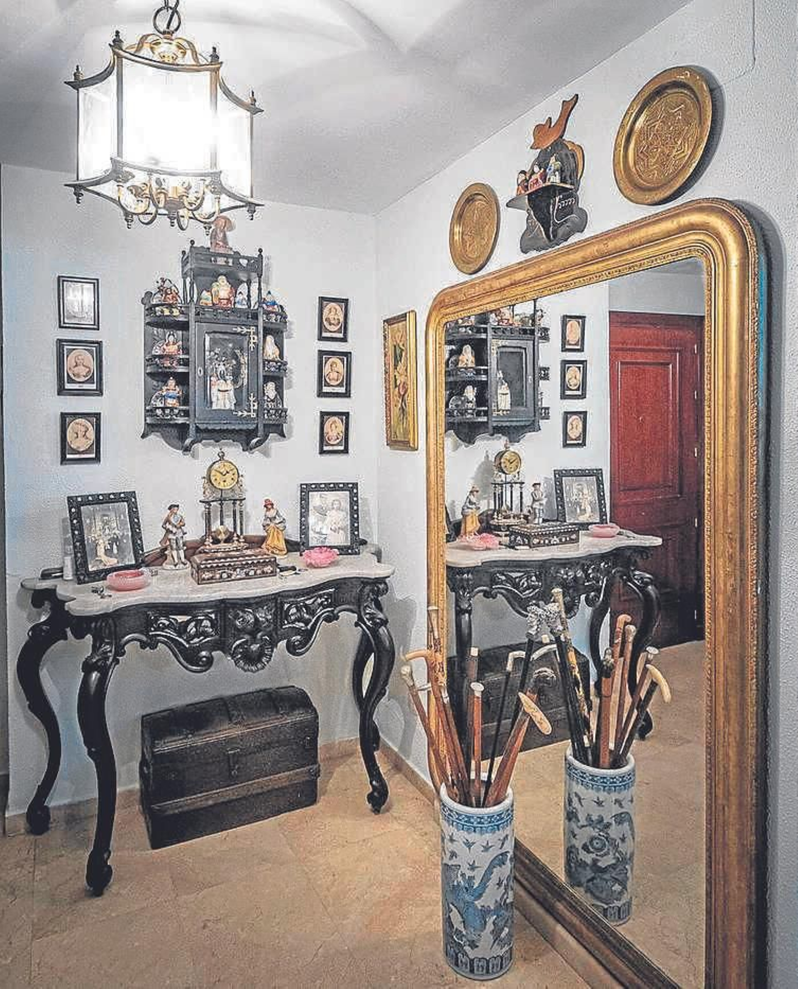 Entrada.  Un espejo isabelino dorado preside el espacio junto a una consola isabelina de madera de caoba y mármol.