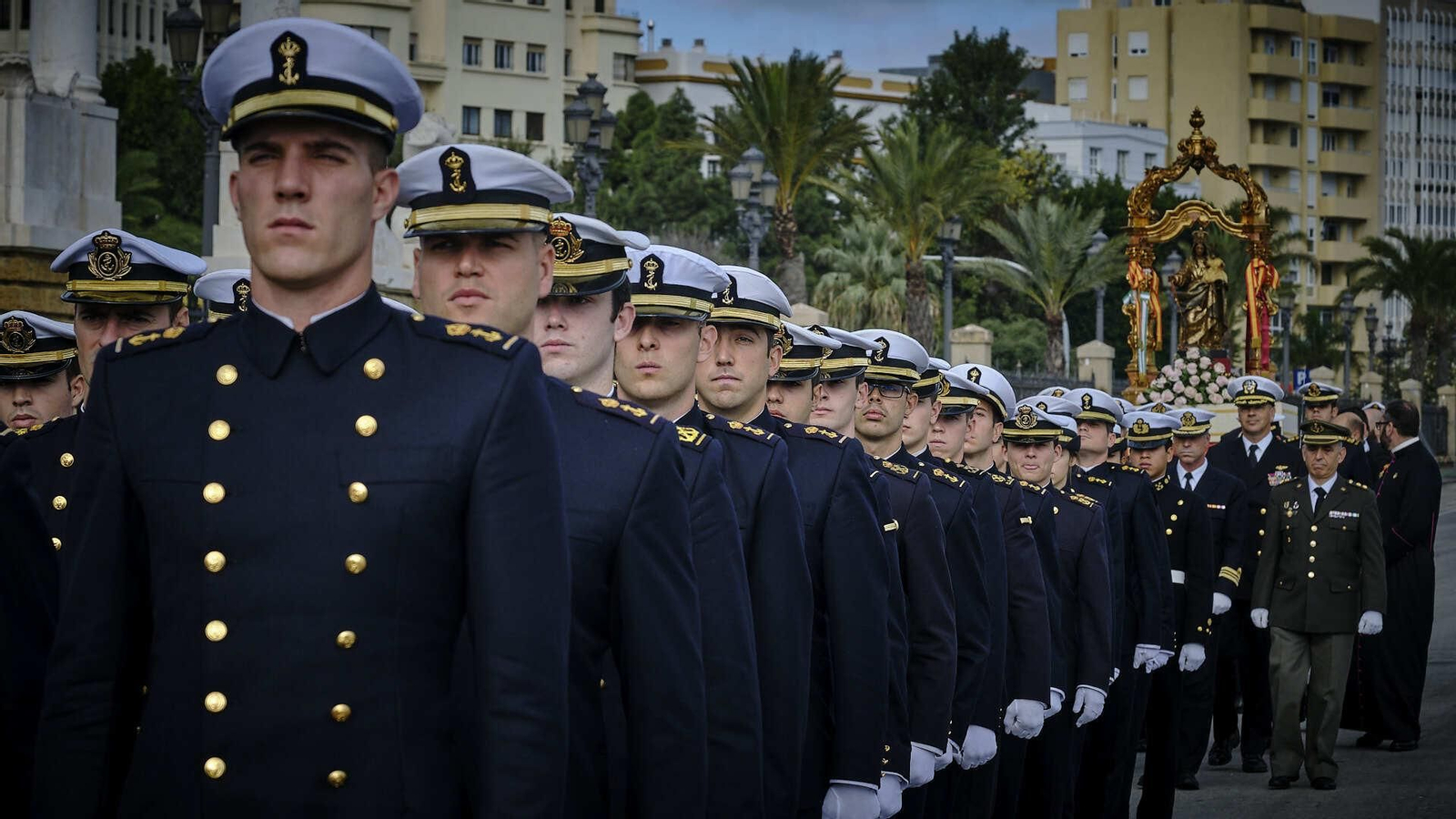 El buque escuela 'Juan Sebastián de Elcano' inicia su crucero de instrucción desde el muelle de Cádiz.