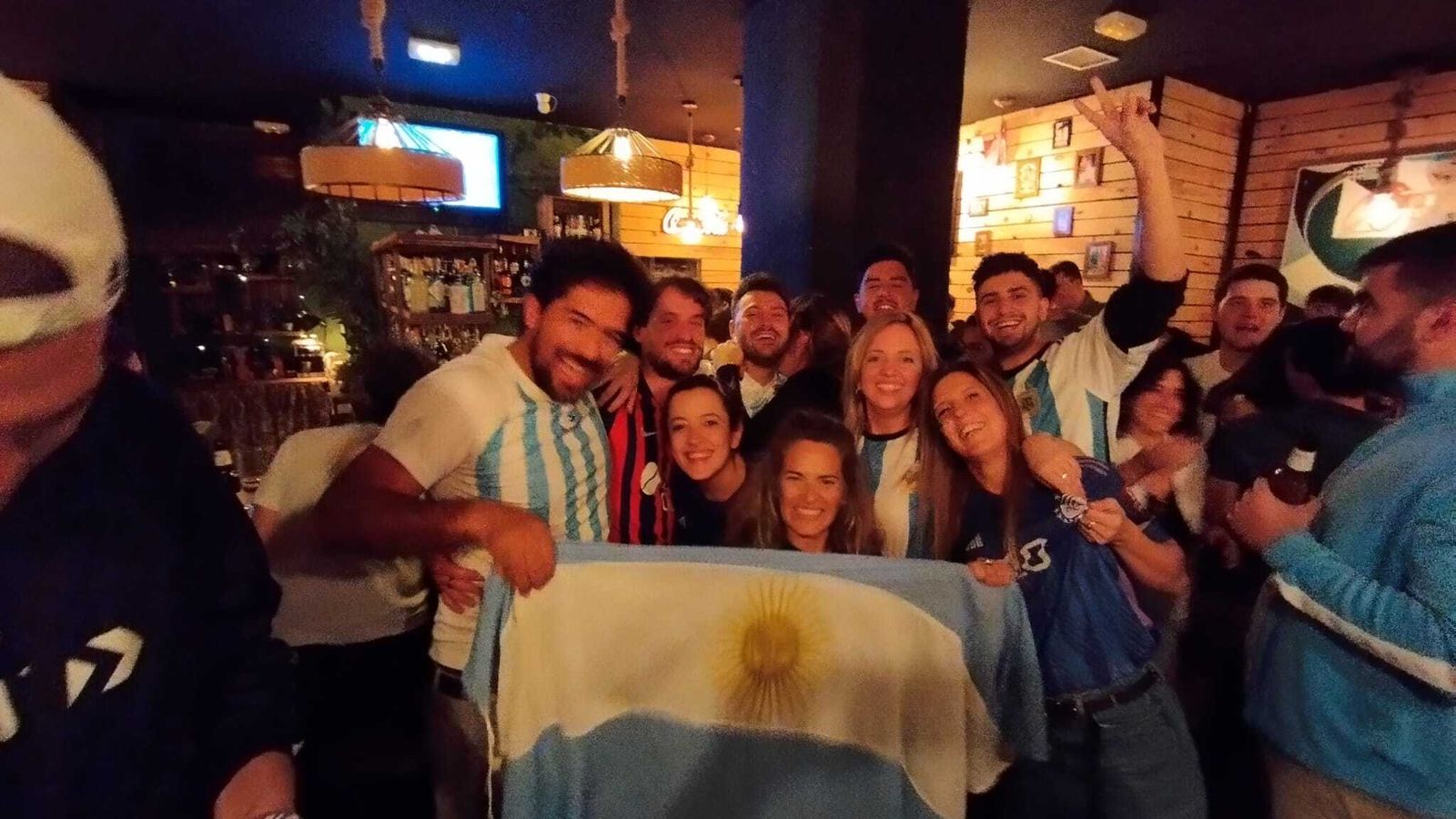 Así celebra Granada que la Argentina de Messi es campeón del mundo de fútbol