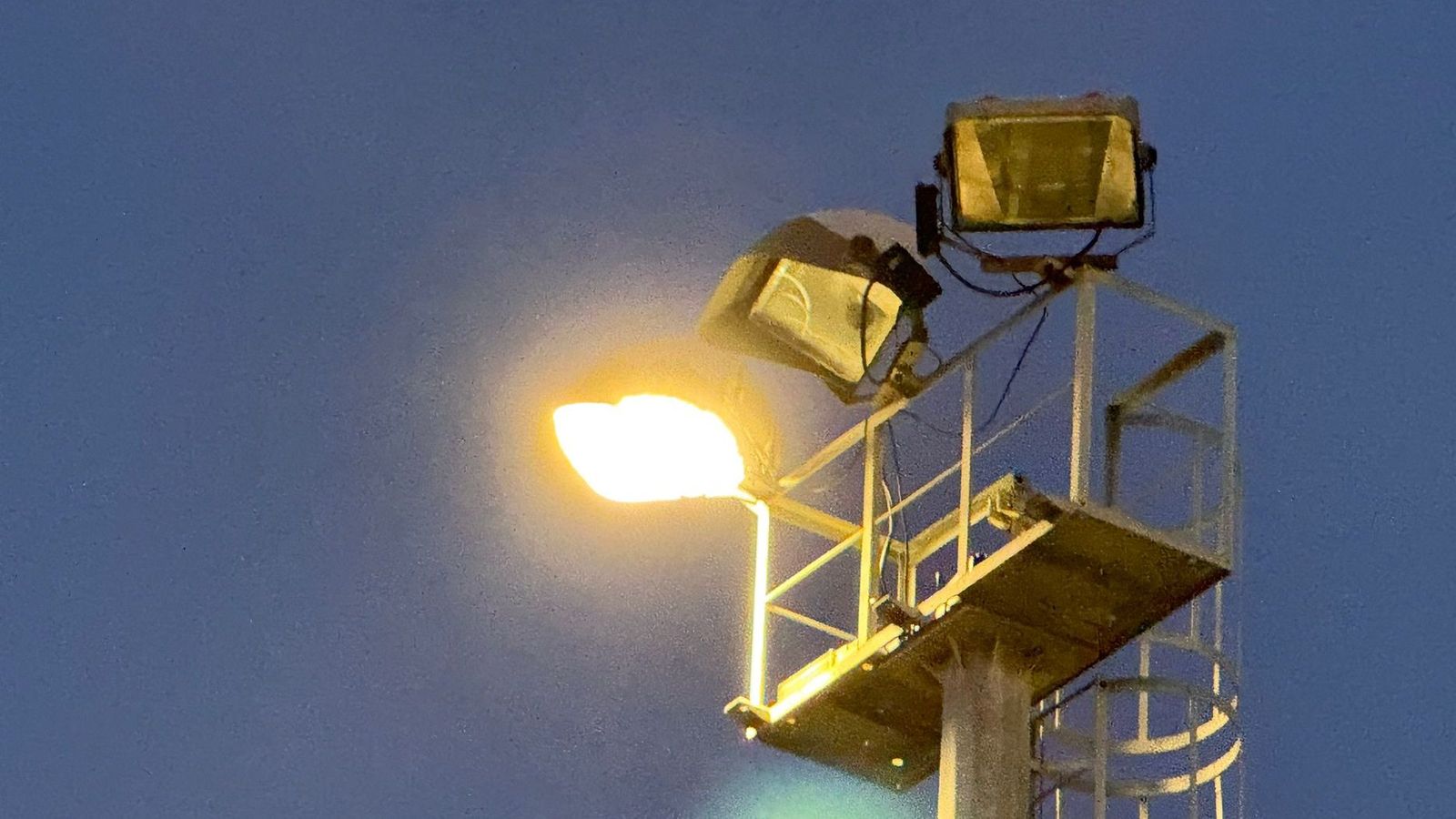 Dos de los focos fundidos en los campos de La Menacha, en la noche de este jueves.