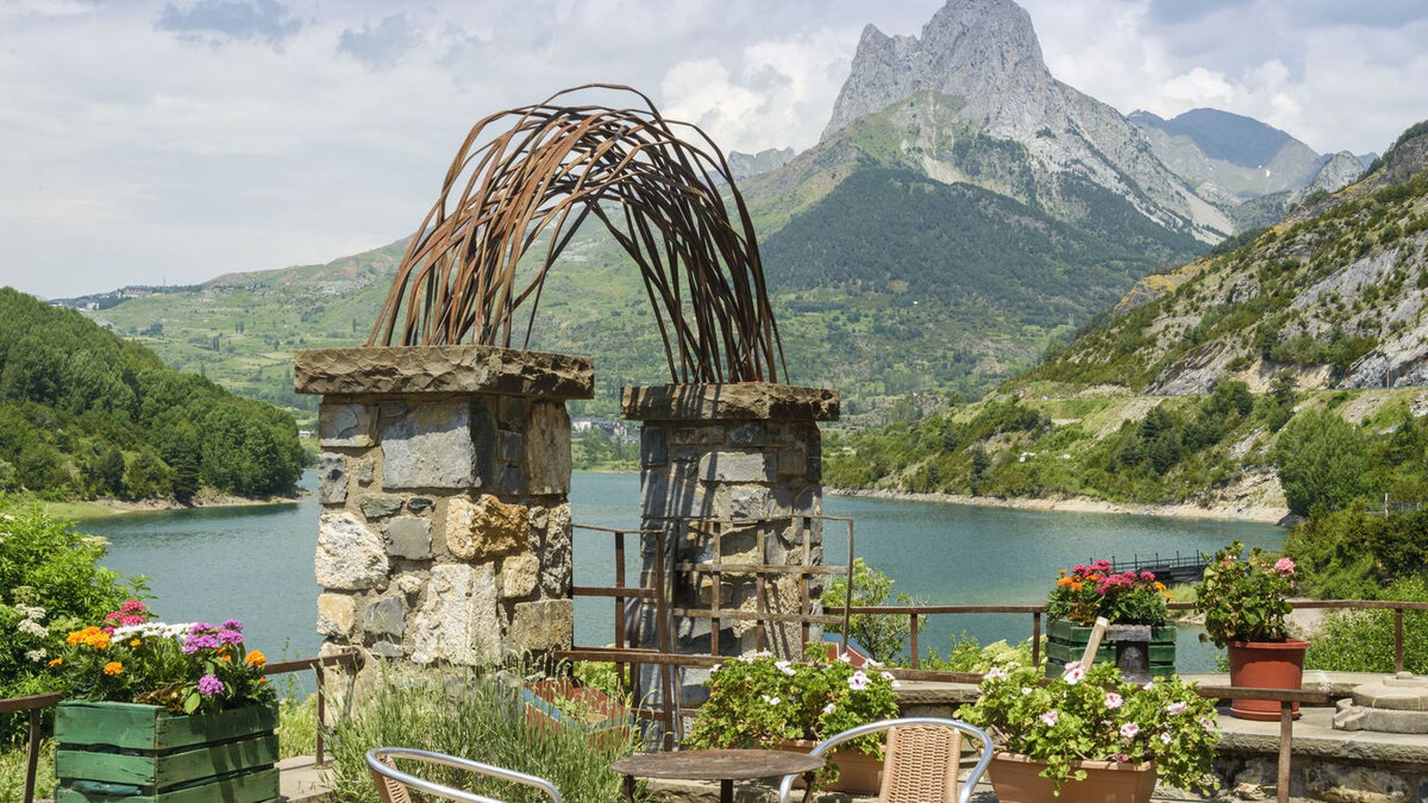 Hotel-Casuena-Sallen-Gallego-Huesca_1617748417_145030069_1200x675