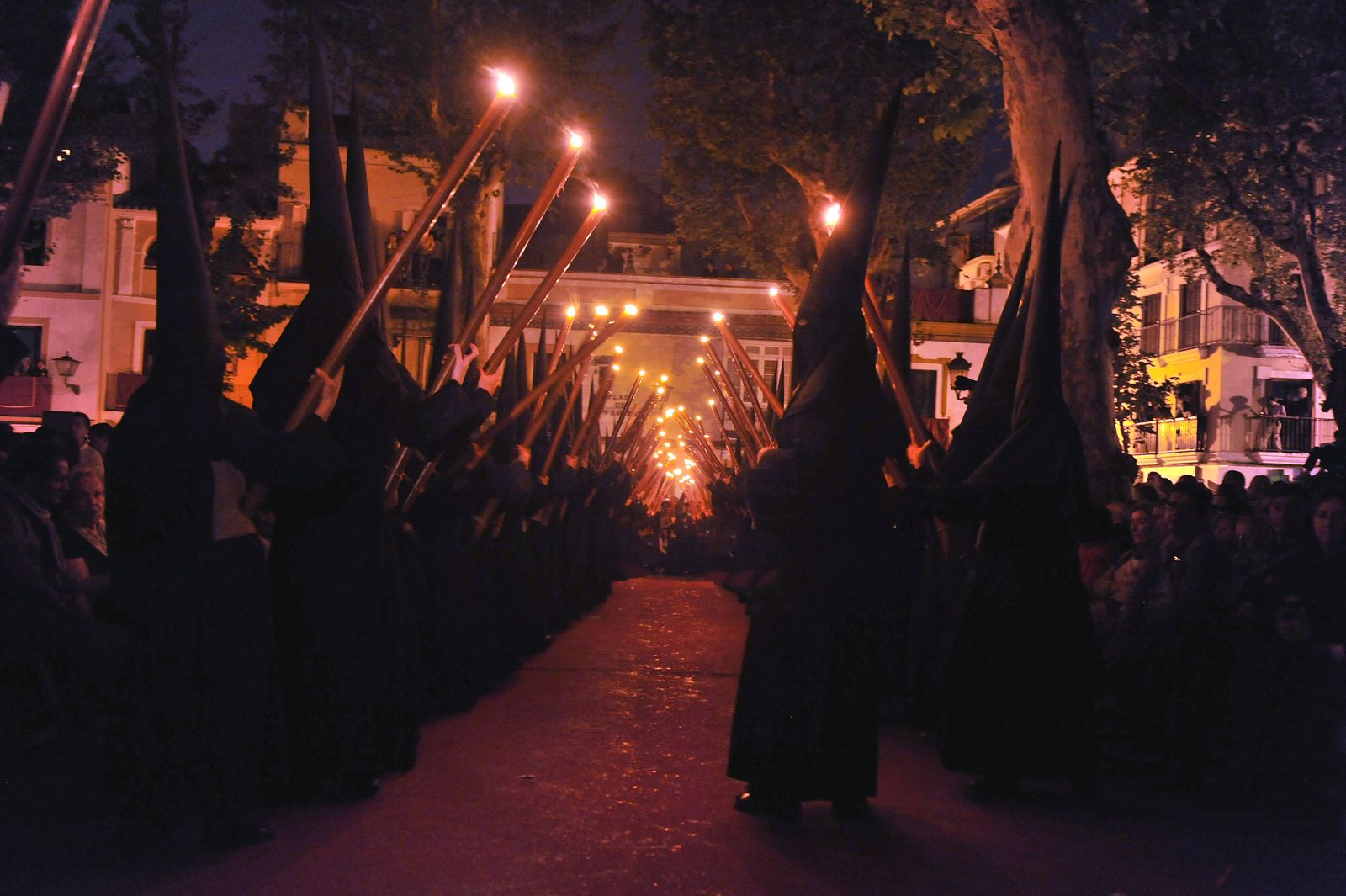 Nazarenos del Gran Poder en la Plaza de San Lorenzo.