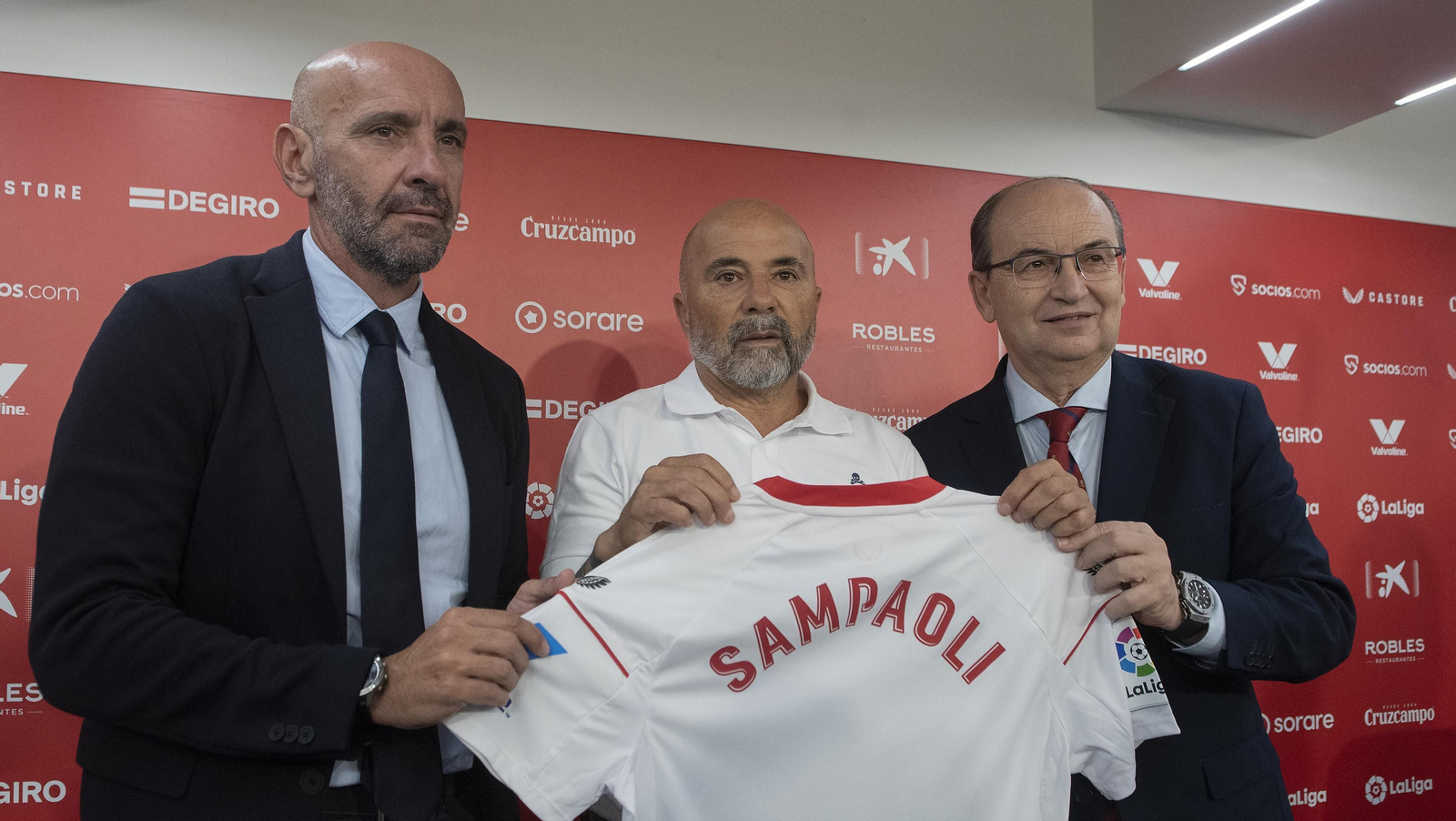 Sampaoli, entre Monchi y Castro, el día de su segunda presentación en el Sevilla.