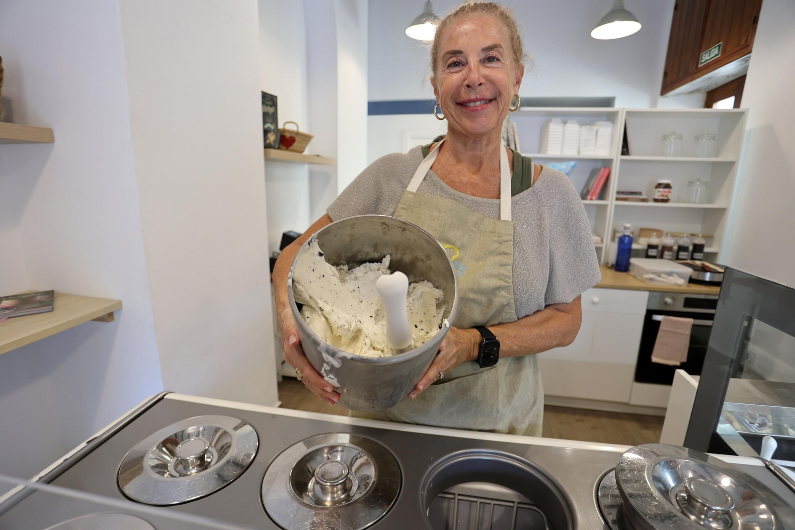 Rafaella, pareja de Luca, en el interior de la heladería, ubicada en calle Tornería (Jerez).