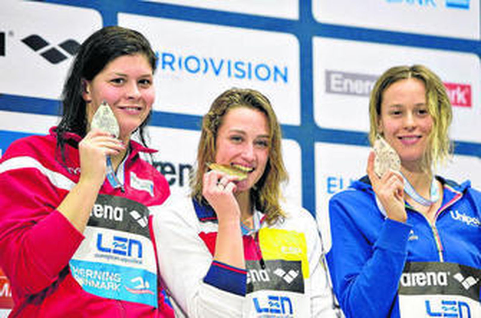 Mireia Belmonte posa con su medalla de oro en el podio tras los 400 libres.