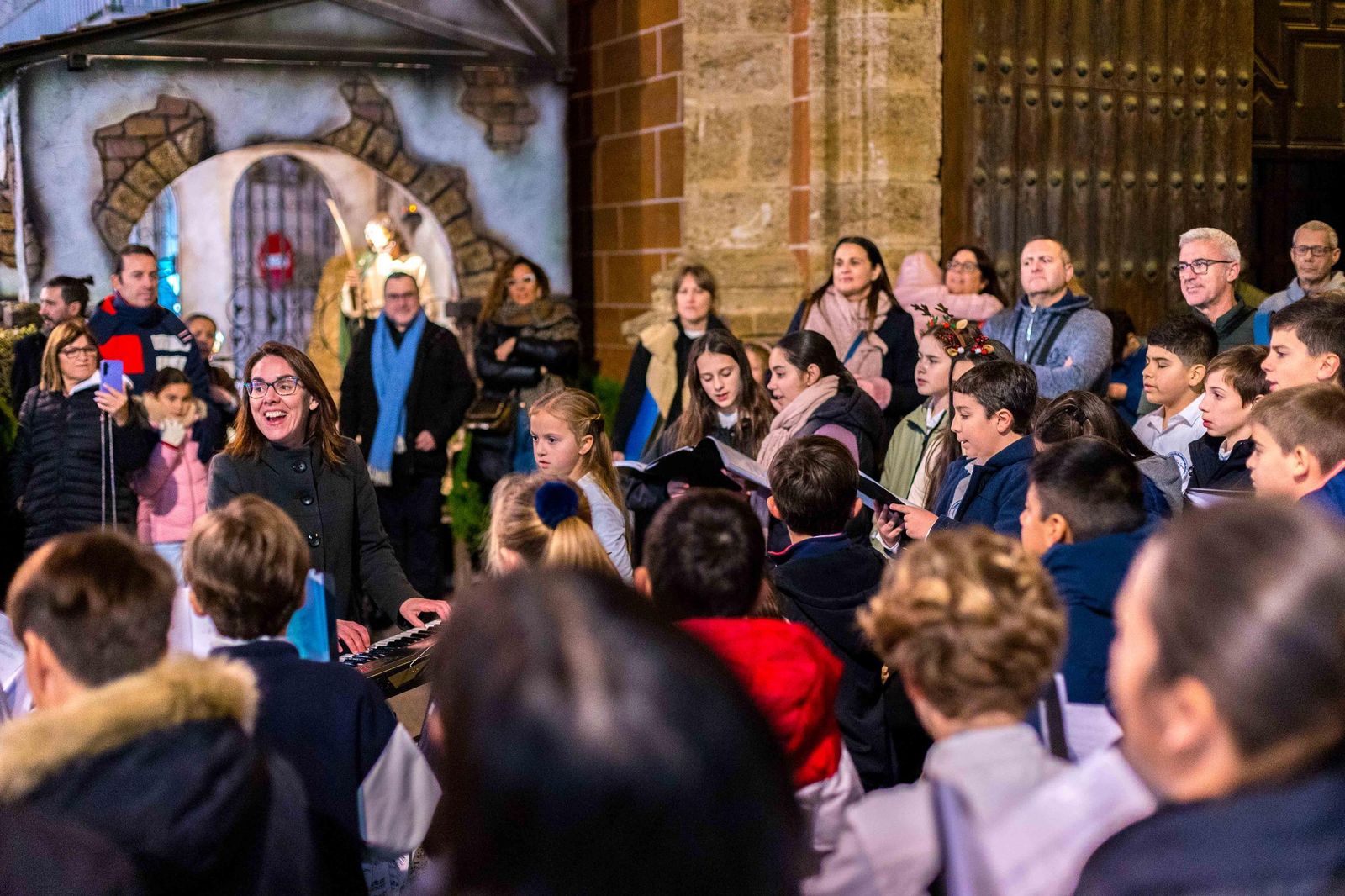 Bendecido el belén 'clásico' de San Fernando en el cancel de la Iglesia Mayor